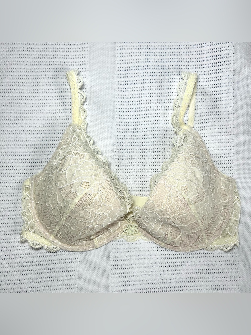 Victoria’s Secret 34D Light Yellow Lace Underwire Bra Gold Accents